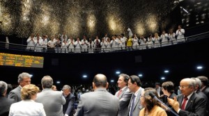 Da galeria do Plenário, médicos aplaudem os senadores depois da aprovação do projeto de lei do Ato Médico. Foto: Moreira Mariz. 
