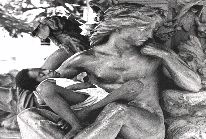 Mãe de Pedra: Imagem mostra menino em situação de rua dormindo no colo de uma estátua. Foto foi premiada e virou símbolo da luta pelos direitos das crianças e adolescentes na década de 1990