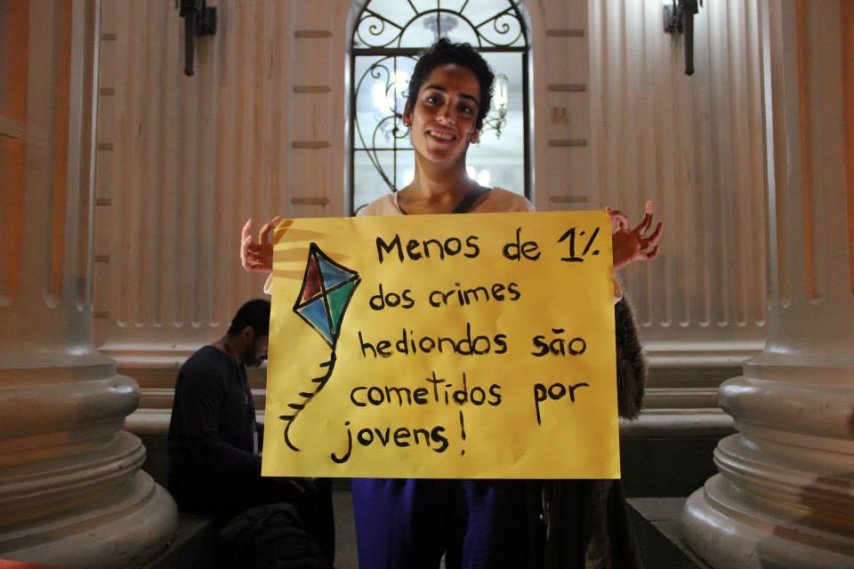 Legenda: A advogada Camila Fronza de Camargo em manifestação contra a PEC 171/93 em Curitiba. Foto: Vinicius Torresan