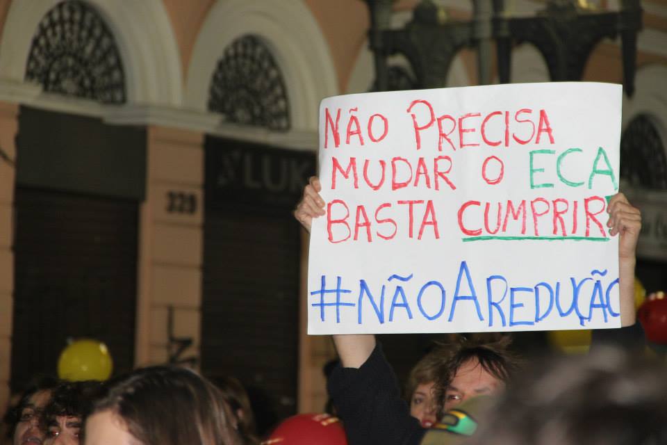 Manifestação contra a redução da maioridade penal em Curitiba. Foto: Vinicius Torresan