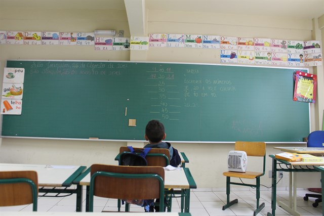 crianca_sala_de_aula